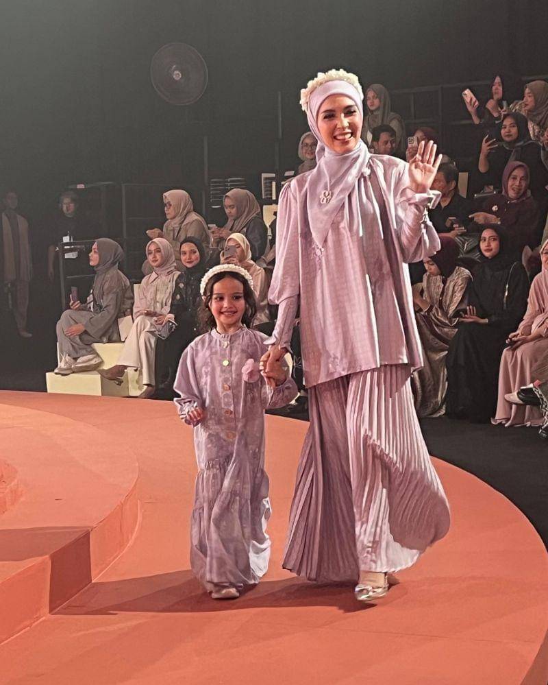 Fashion Show "Journey" koleksi Ramadan 2024 oleh Zaskia Sungkar dan Shi by Shireen, Minggu (25/2/2024) - Popmama.com/Putri Syifa N